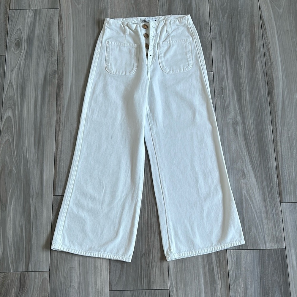 High rise white Zara jeans with gold buttons